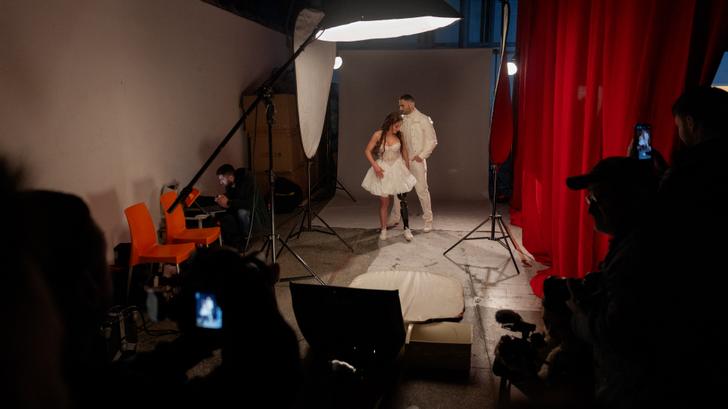 En Ukraine, « Danse avec les stars » est de retour, mais l’émission doit s’adapter aux contraintes de la guerre. (cliché pris lors d’une séance photo des participants avant le tournage)