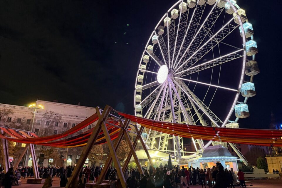 Seule la grande roue est véritablement éclairée place Bellecour pour la Fête des Lumières 2025 à Lyon.