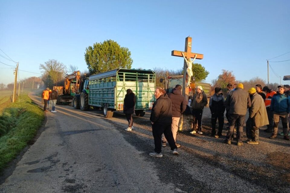 Les agriculteurs sont mobilisés devant une ferme de Haute-Garonne où un cas de DNC est suspecté ce dimanche 14 décembre 2025.
