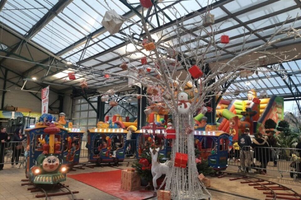 Un parc d'attractions pour les fêtes de fin d'année dans cette jardinerie. 