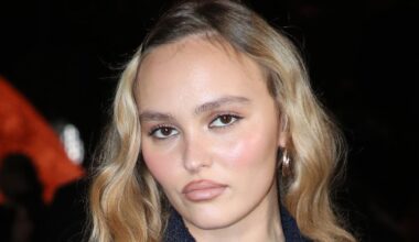 Lily-Rose Depp à Paris : lunettes noires, capuche et accessoire inattendu... Elle apparaît furtivement en pleine rue (Vidéo)