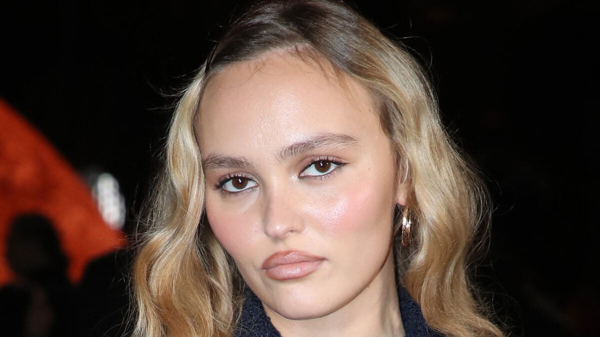 Lily-Rose Depp à Paris : lunettes noires, capuche et accessoire inattendu... Elle apparaît furtivement en pleine rue (Vidéo)