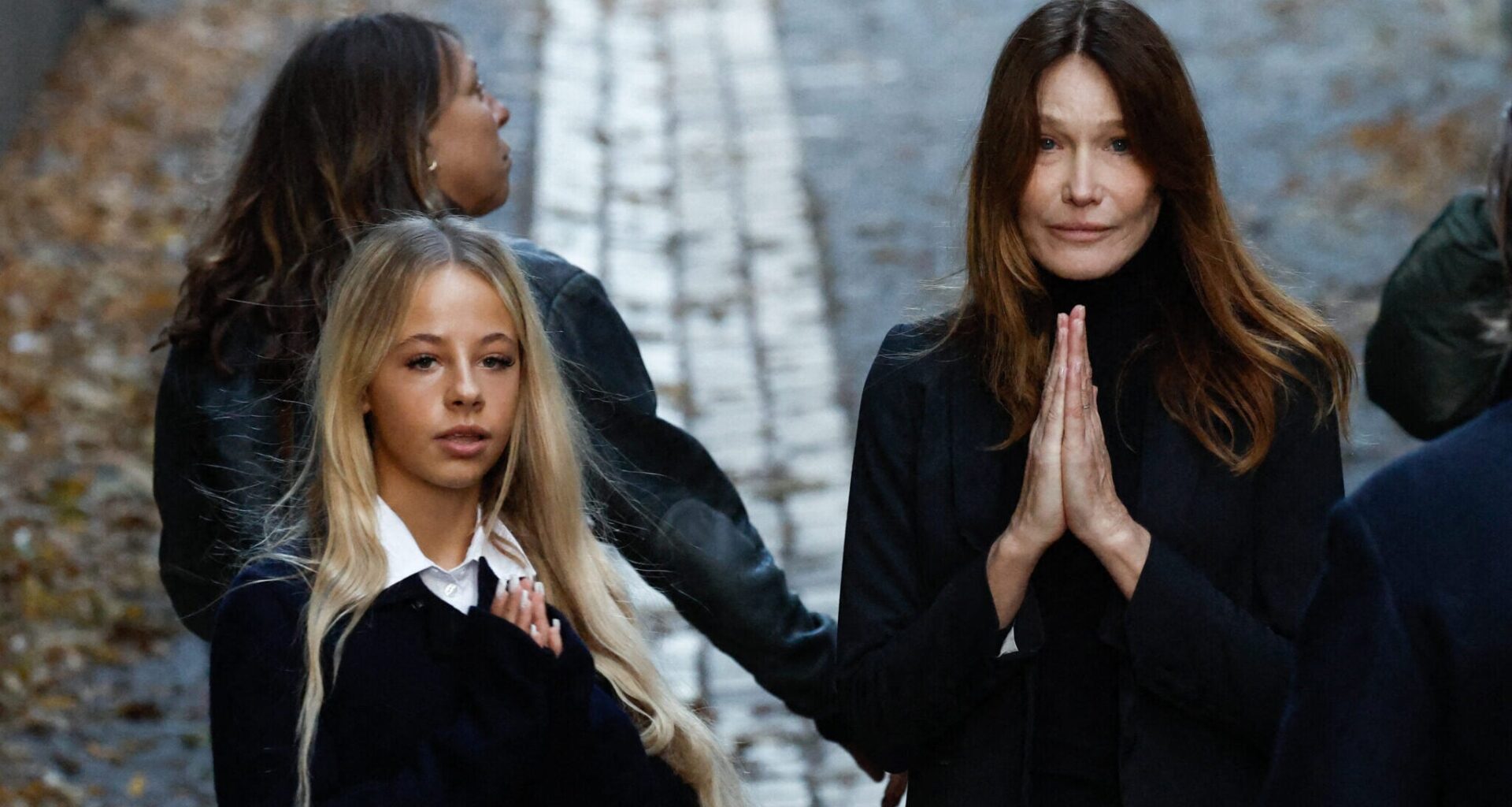 Giulia Sarkozy : elle exhume une photo d'elle toute petite dans les bras de sa mère Carla Bruni et c'est craquant