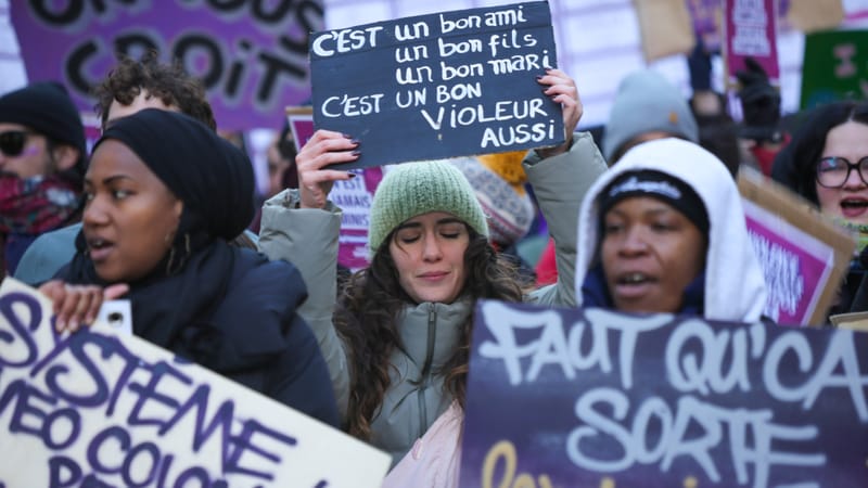 9. Je présente cette photo car elle capture un moment puissant de la manifestation contre les violences faites aux femmes et aux minorités du 22 novembre dernier. L'image illustre la lutte contre la culture du viol, où la société a tendance à excuser...
