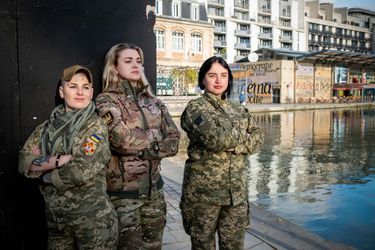 Dana, 40 ans, est commandante adjointe dans une brigade d’assaut comptant plusieurs milliers de combattants ; Olena, 28 ans, officie comme chirurgienne au sein du 1er régiment d’assaut ; Yulia, 39 ans, fait partie d’un bataillon de drones et d'infanterie de marine et œuvre à l'évacuation des blessés par des robots terrestres.