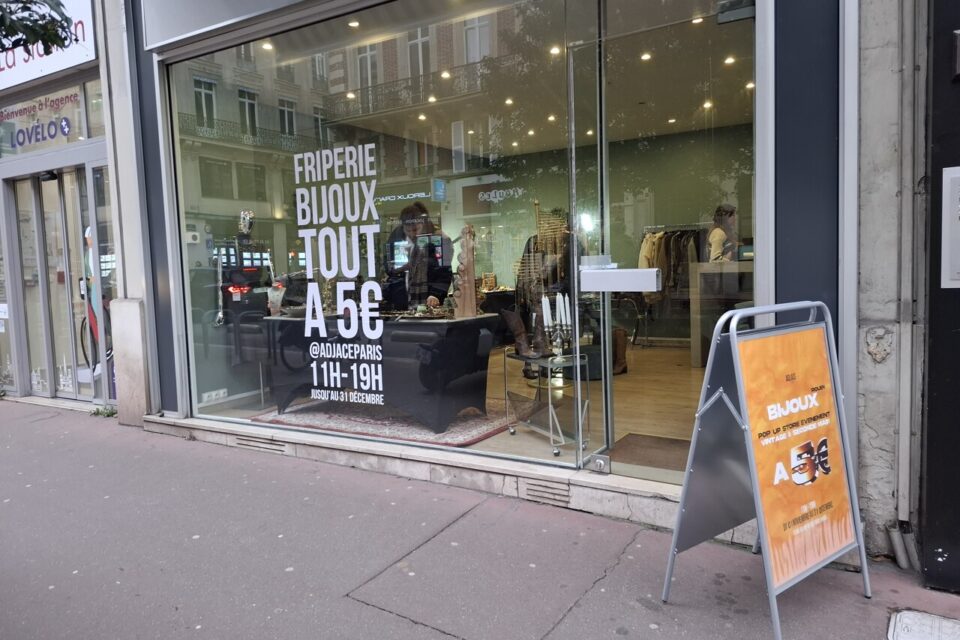 L'enseigne est située au 78 rue Jeanne-d'Arc, à Rouen (Seine-Maritime).