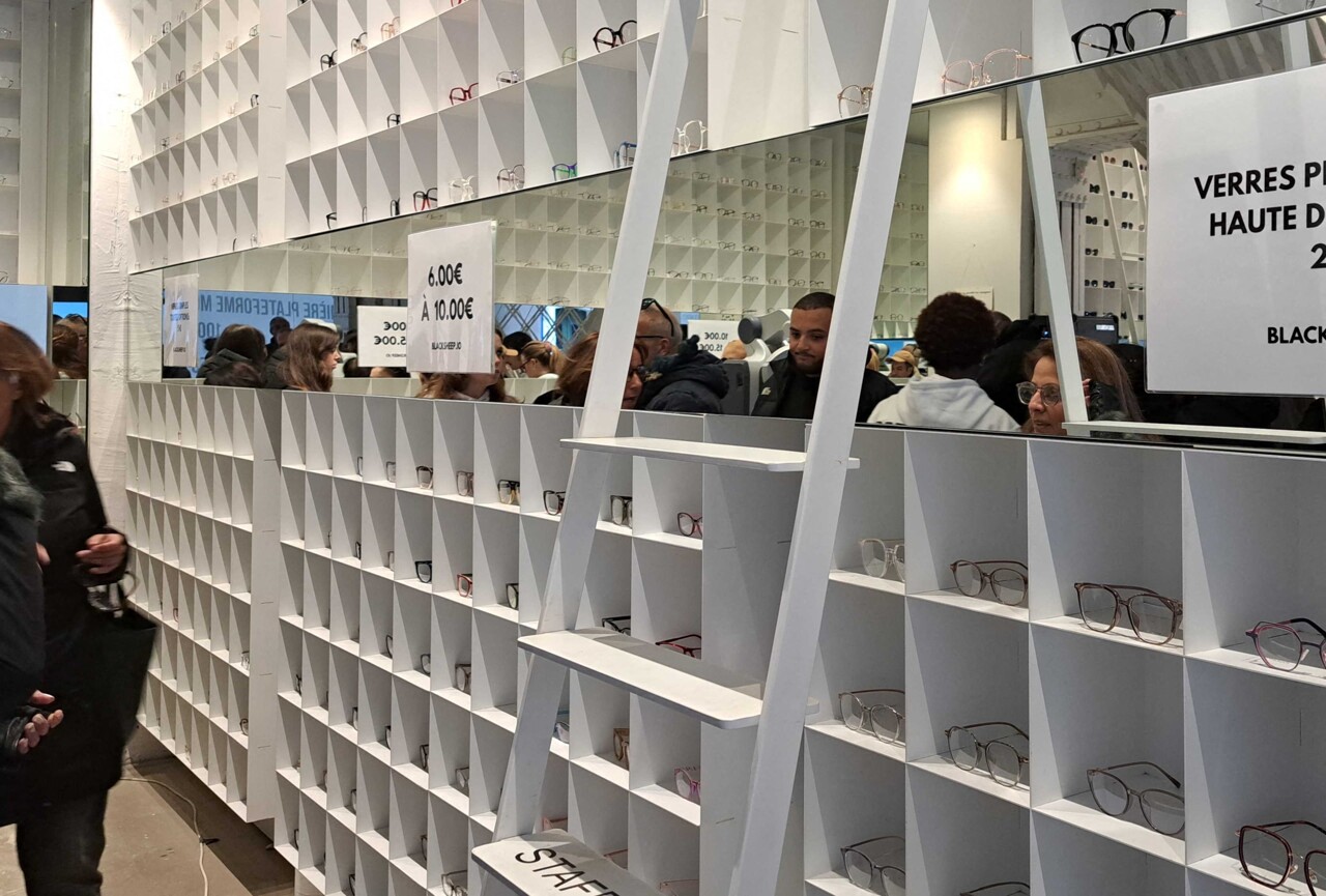 Après Shein, la rue de Rivoli accueille Blacksheep, le fabricant de lunettes à 2 euros venues de Chine
