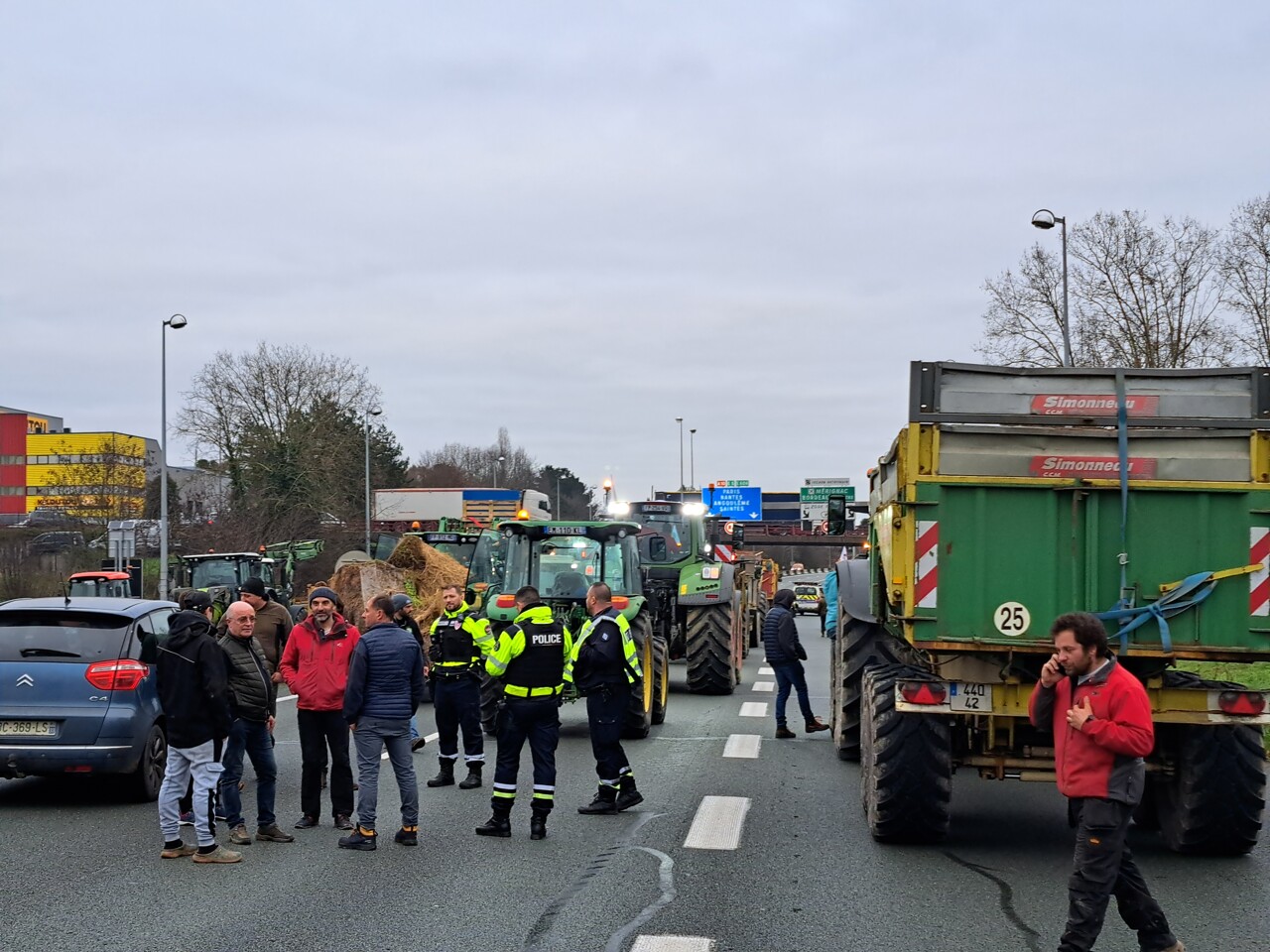 les agriculteurs de la Coordination rurale annoncent un barrage filtrant sur l'autoroute A63