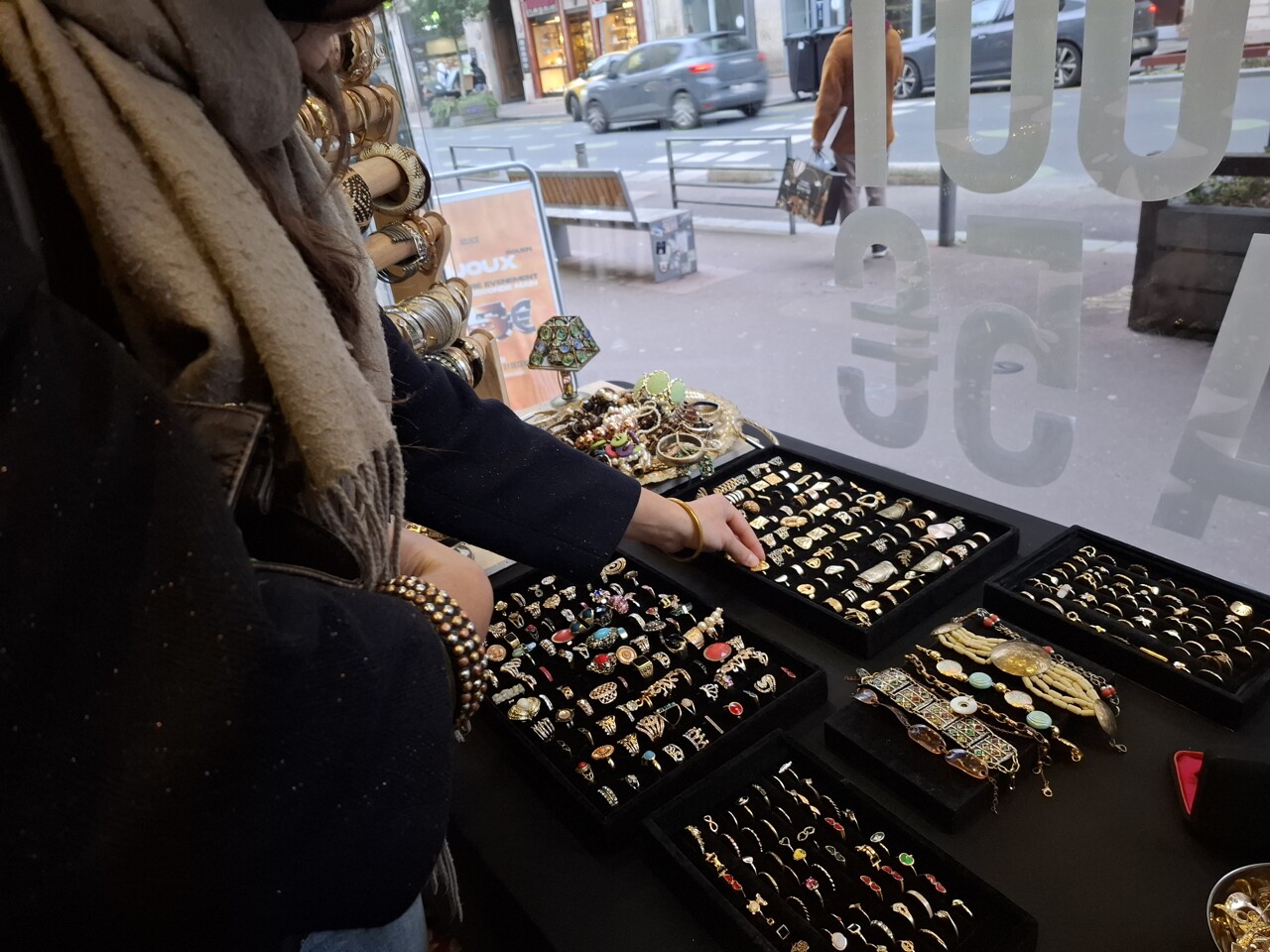 Cette friperie de bijoux où tout est à 5 euros s'installe pour la première fois à Rouen