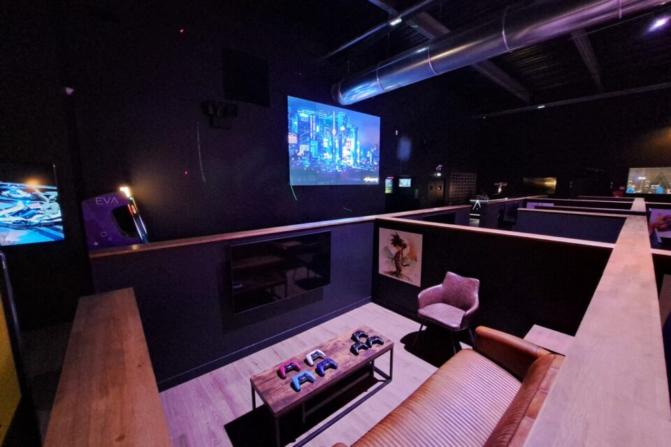 Des box avec canapé, console et télé pour se sentir presque comme dans son salon.