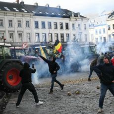 Des agriculteurs lancent des projectiles sur les forces de l'ordre à Bruxelles lors d'une manifestation contre le traité Mercosur le 18 decembre 2025.