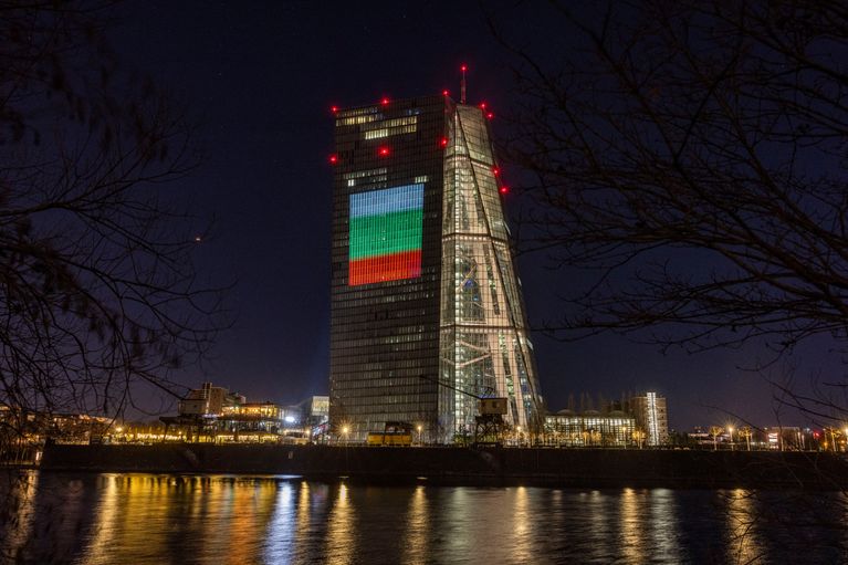 La BCE est illuminée aux couleurs du drapeau bulgare le 30 décembre 2025 à Francfort-sur-le-Main, en Allemagne. - HELMUT FRICKE / DPA / dpa Picture-Alliance via AFP