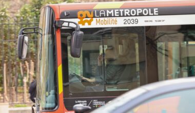 Un homme mécontent du chauffeur de bus à Marseille lui assène un coup de pied