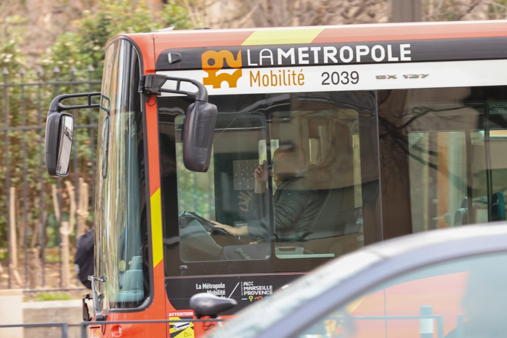 Un homme mécontent du chauffeur de bus à Marseille lui assène un coup de pied