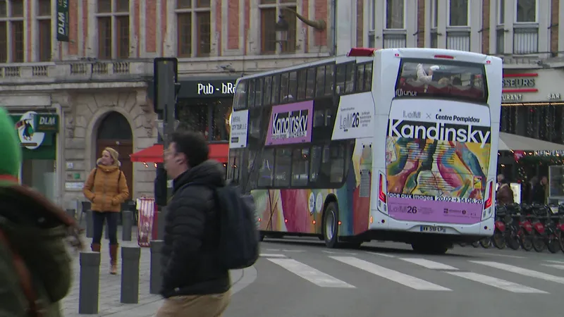Le nouveau bus à impérial dans les rues de Lille 
