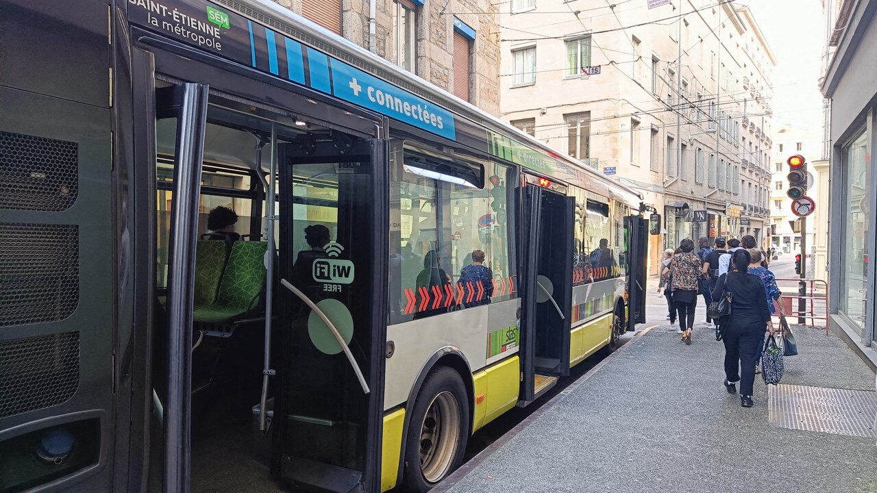 Saint-Étienne. Frayeur dans ce quartier, un bus STAS cible d'un guet-apens : "Une attaque lâche"