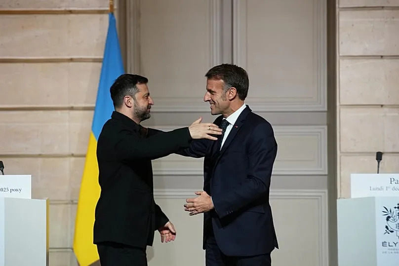 Le président français Emmanuel Macron, à droite, et le président ukrainien Volodymyr Zelenskyy se donnent l'accolade après une conférence de presse conjointe au palais de l'Élysée à Paris, lundi 1er décembre.