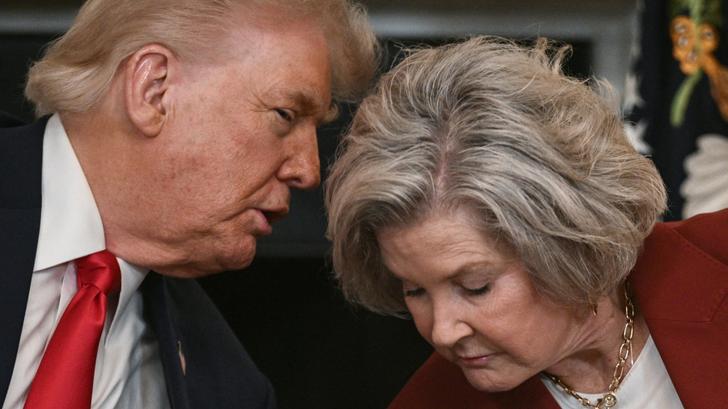 Trump répond aux propos chocs de sa cheffe de cabinet Susie Wiles de façon inattendue (Photo de Trump et Susie Wiles le 9 juin 2025)