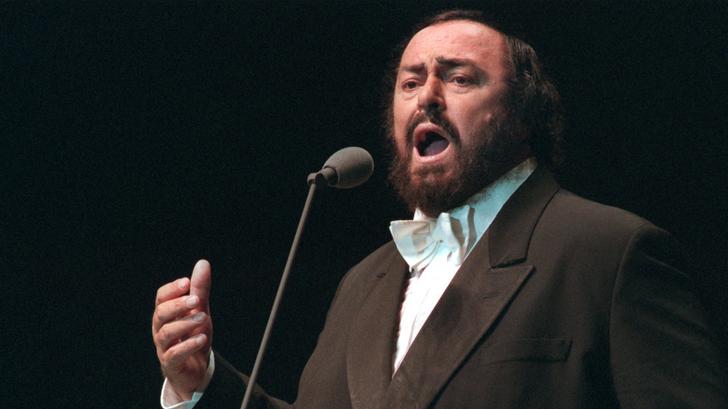 La veuve de Luciano Pavarotti (ici lors d’un concert en mai 1997) s’indigne de ce que la ville italienne de Pesaro fait de sa statue pour Noël.