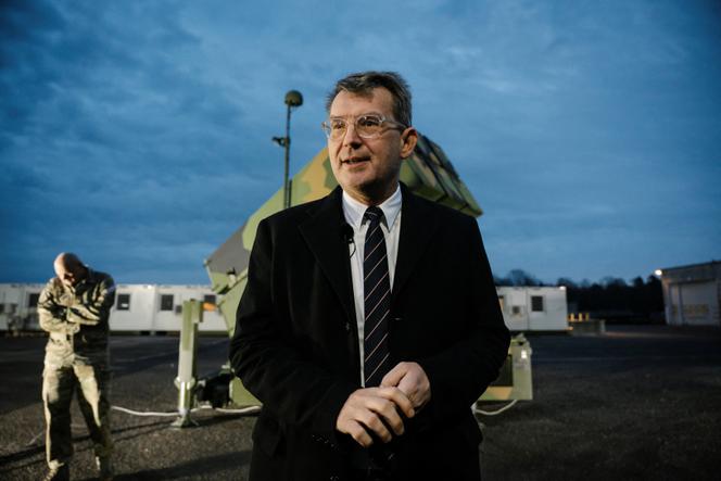 Le ministre de la défense danois, Troels Lund Poulsen, sur la base aérienne de Skalstrup, au Danemark, le 17 décembre 2025.