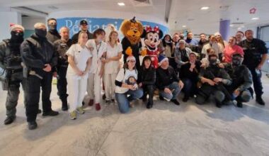 Les policiers jouent les pères Noël à l’hôpital Saint-Joseph