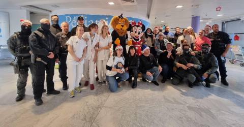 Les policiers jouent les pères Noël à l’hôpital Saint-Joseph