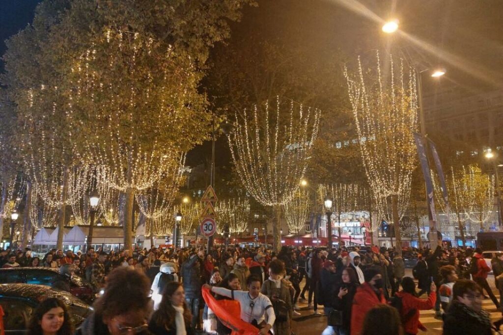 les rassemblements de supporters interdits sur les Champs-Élysées à Paris