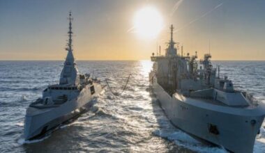 TOULON : Le Jacques Chevallier ravitaille l'Amiral Ronarc'h