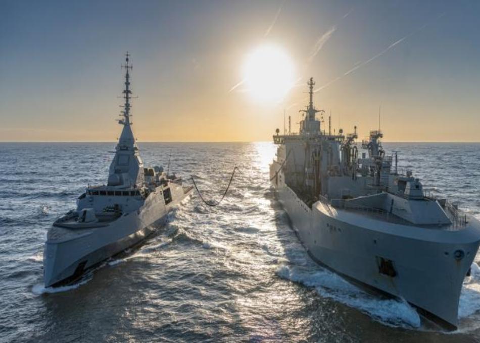 TOULON : Le Jacques Chevallier ravitaille l'Amiral Ronarc'h