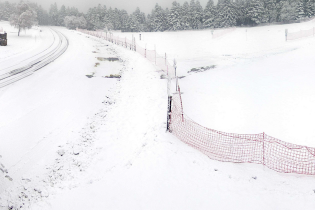 Une dizaine de centimètres de neige est tombée sur le col de la Loge ce mercredi matin. (© Webcam col de la Loge)