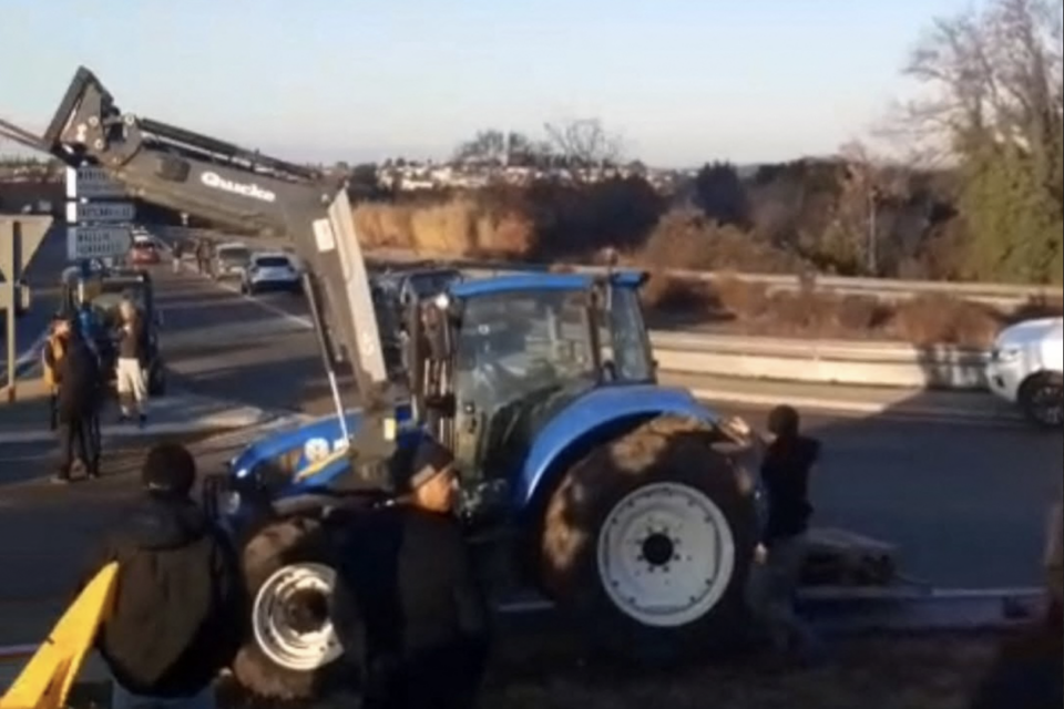 Les manifestant organisent une opération escargot. 