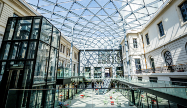 ce centre commercial est à la peine, entre cellules vides et recherche de clients