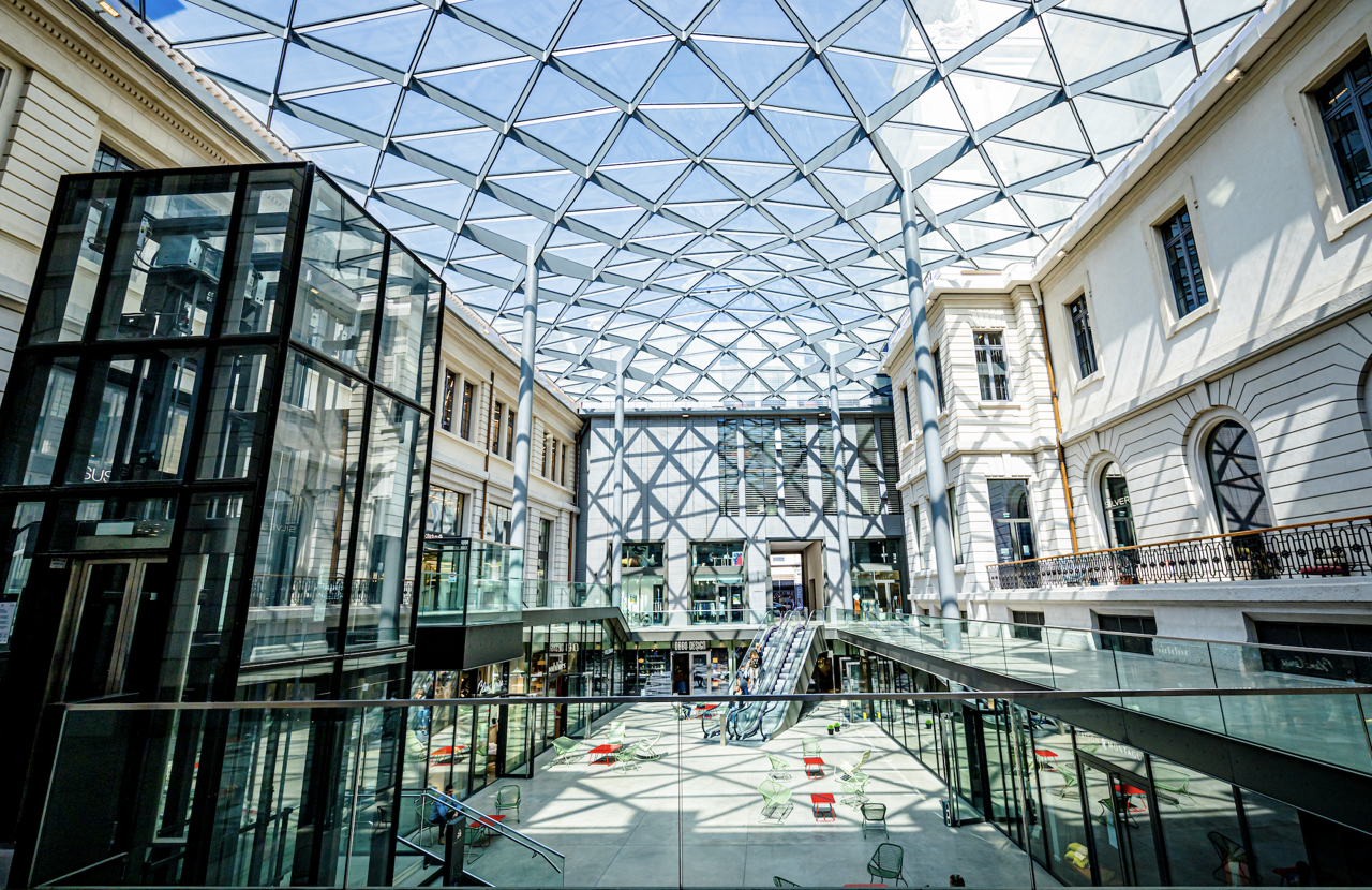 ce centre commercial est à la peine, entre cellules vides et recherche de clients