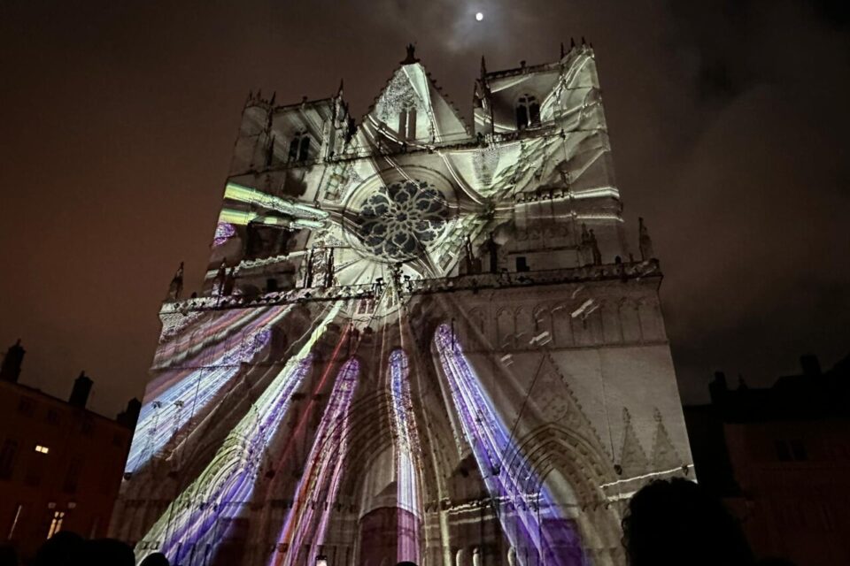 L'illumination de la cathédrale Saint-Jean se dévoile pour cette Fête des Lumières 2025 à Lyon.