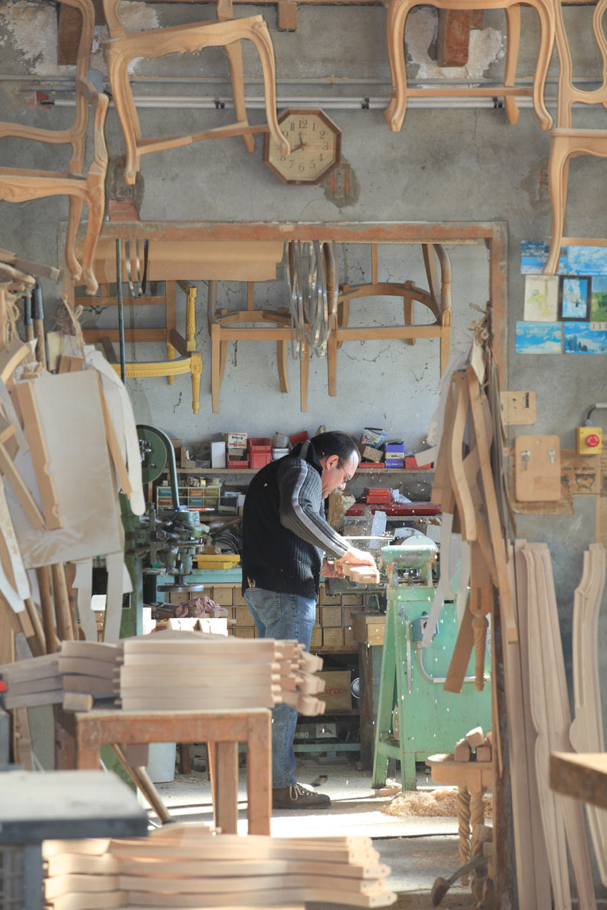 La restauration et fabrication de meubles, un savoir-faire qui perdure dans le Grand Est comme dans les ateliers de Chemin (Liffol-le- Grand, Lorraine). © Photo : GIP Formation Tout auLong de la Vie