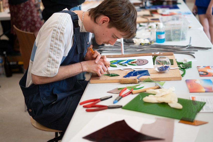 L’art du vitrail présenté par un étudiant du Cerfav lors des Journées européennes des Métiers d’art 2025. © Photo : AdrienLavenu