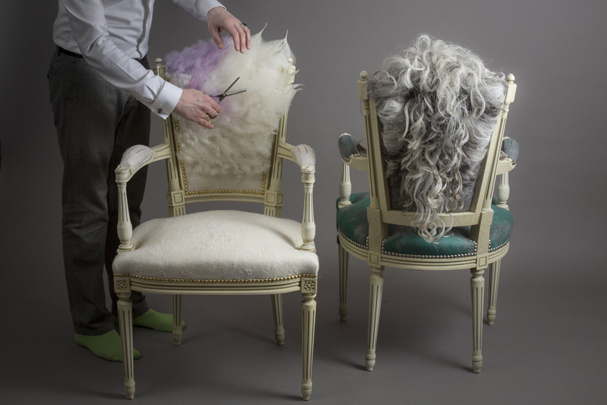 Après sept ans d’études en psychanalyse, Gildas François a choisi de se reconvertir à la tapisserie d’ameublement via différents programmes proposés par la Région. © Photo : GIP Formation Tout auLong de la Vie