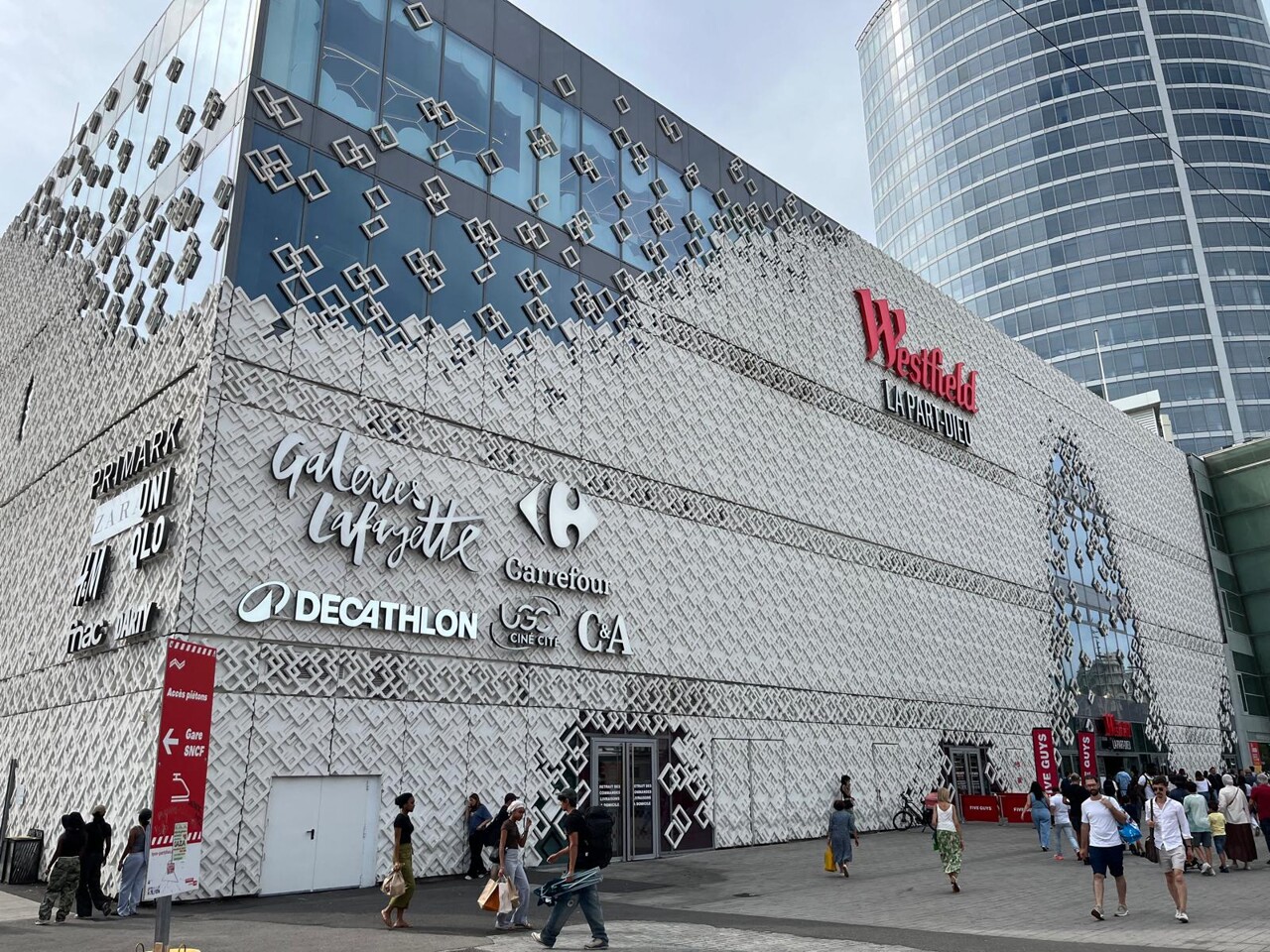 Lyon. Une boutique de Noël à prix cassés a ouvert au centre commercial Part-Dieu