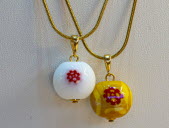 Ces deux modèles font écho à Mulhouse, l’un sur fond blanc, l’autre dans les teintes du tissu de Noël 2025. Photo Jean-François Frey