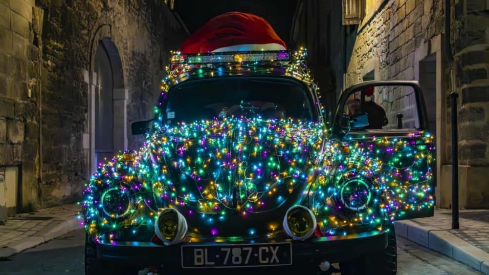 Se Saint-Étienne du Grès à Châteaurenard, les voitures illuminées arpentent des kilomètres de route