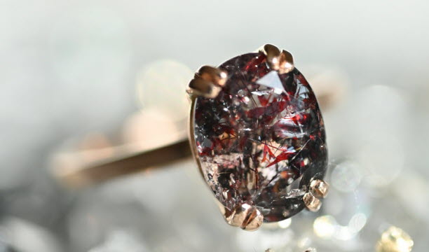 Chaque bijou est une pièce unique, pensé comme un reflet de la personnalité de celle qui le porte.   Photo DR