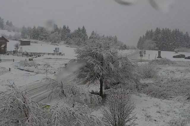 Une dizaine de centimètres de neige est tombée sur le col de la Loge ce mercredi matin. (© Webcam Croix de Chaubouret)