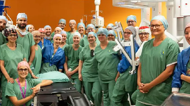 Une équipe de soignants tout sourire à l'hôpital Jeanne de Flandre.