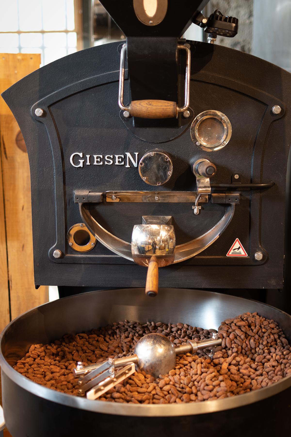 Des fèves en torréfaction à la chocolaterie Origines à Darwin, sur la rive droite bordelaise