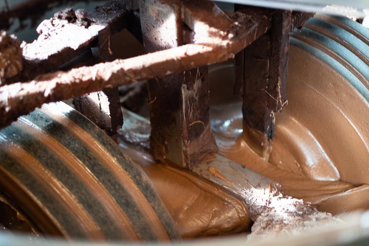 Les machines tournent alors même que les clients viennent choisir leurs chocolats