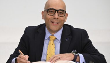 Christopher Skeete signe un document.