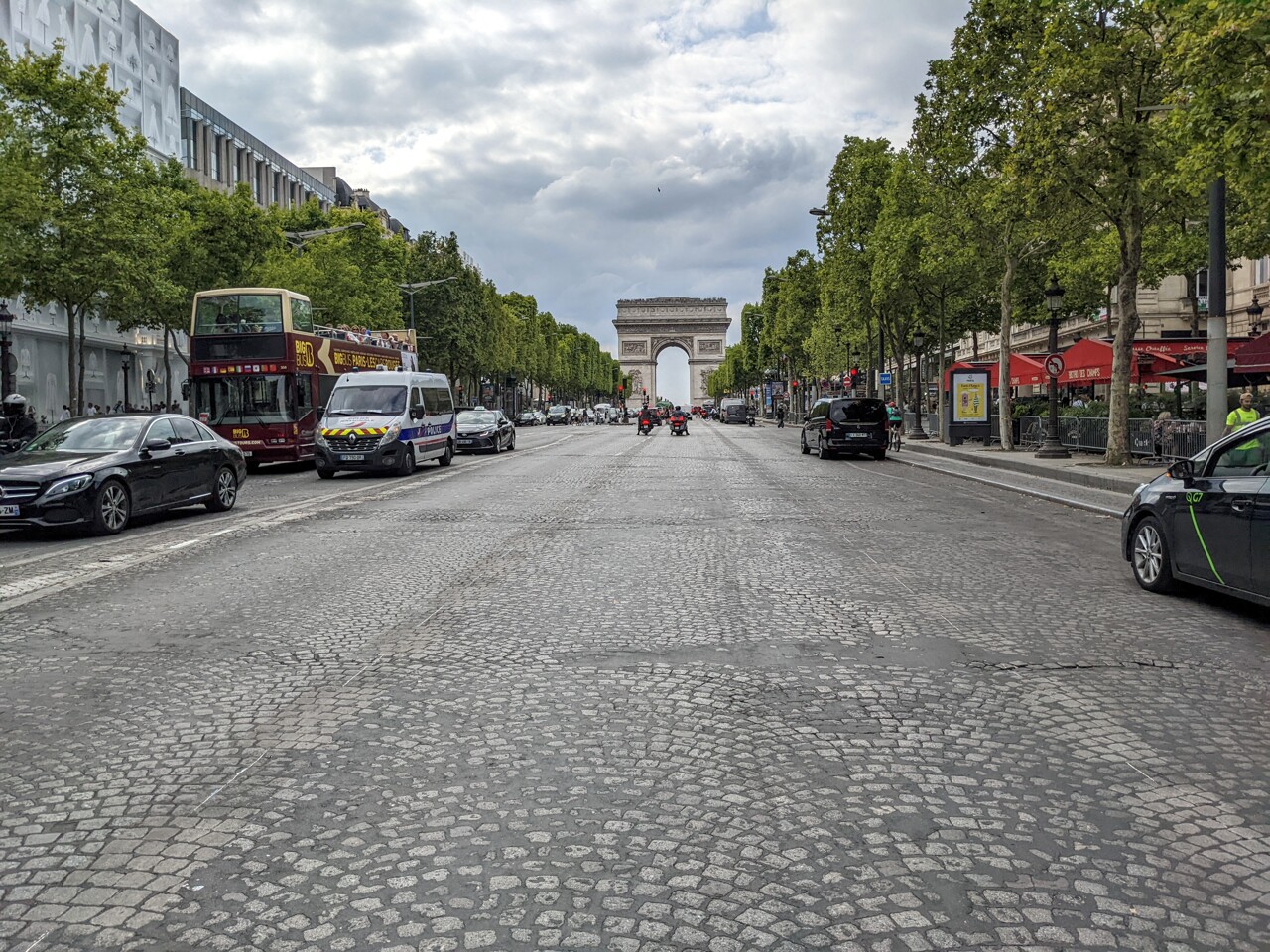 une boutique spécialisée dans la mode africaine s'installe à deux pas des Champs-Élysées
