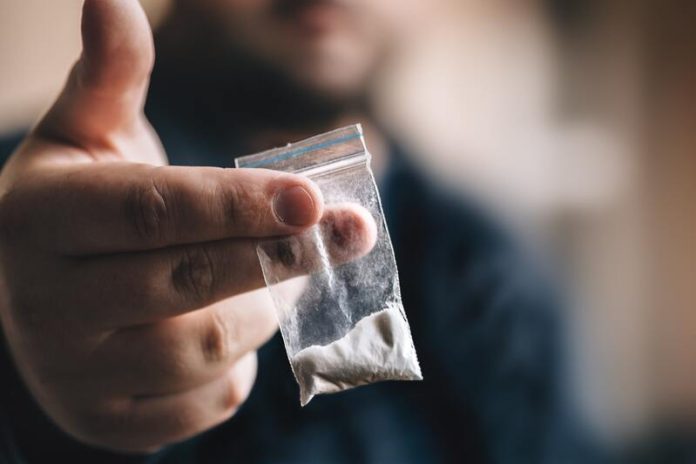 cocaine devient la-premiere drogue en France nouveau defi pour la sante publique Ma Sante Un homme qui tient un sachet de cocaïne dans sa main.