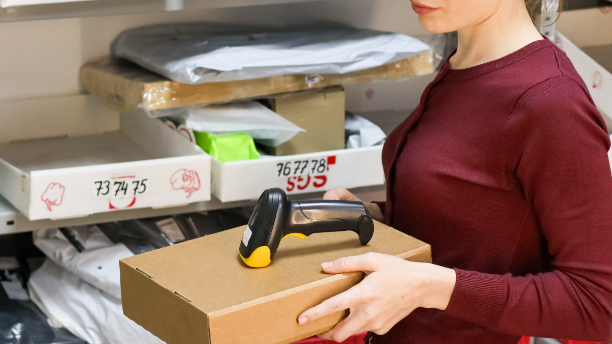 la fermeture de 3500 points relais explique les longues queues et colis qui s’entassent