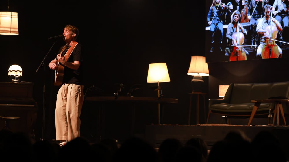 À Marseille, Ben Mazué régale le Silo pour son "dernier seul en scène"